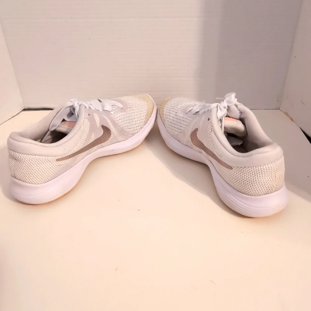 Nike Youth‎ White Revolution 4 Metallic Red Bronze Sneakers 943306-100 Size 5.5